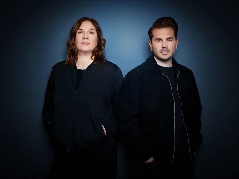 Die Podcast-Moderatoren Lenore Lötsch und Torben Steenbuck