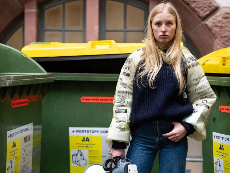 Person in einem Winteroutfit.