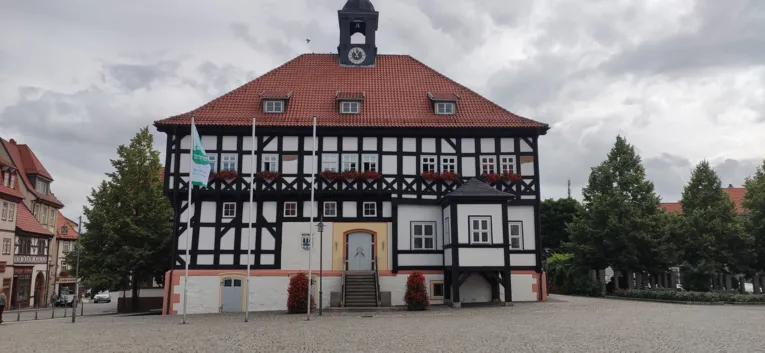 Die Mayors for Peace Flagge h&auml;ngt vor der Stadtverwaltung Waltershausen