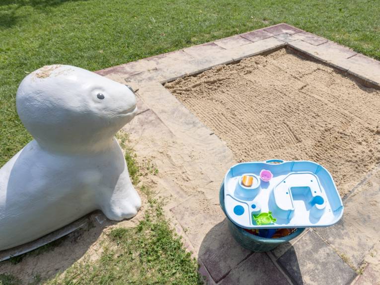 Sandkiste mit Förmchen