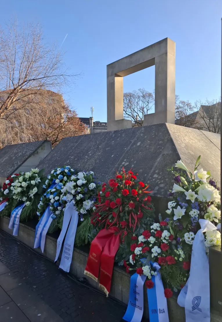 Foto: Holocaust-Mahnmal auf dem Opernplatz © LHH-ZeitZentrum Zivilcourage