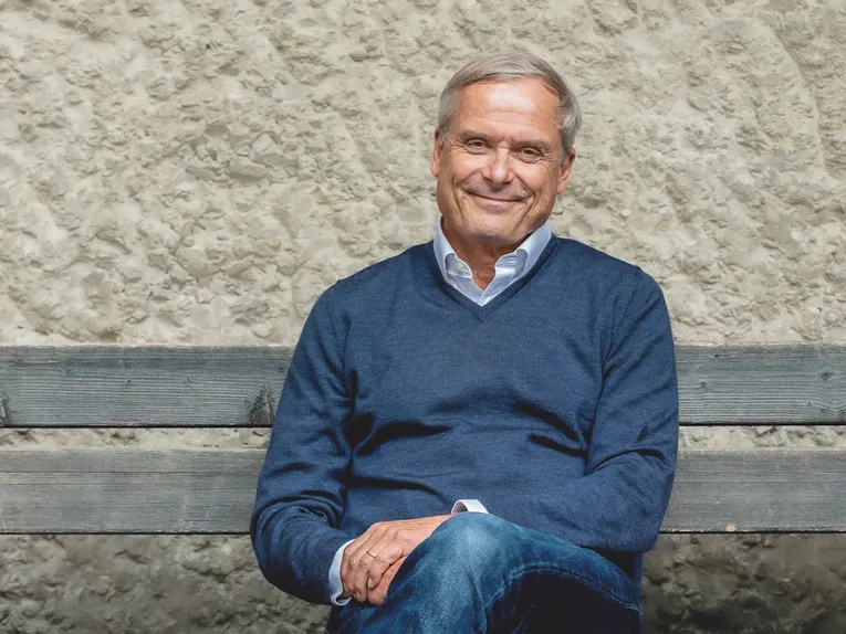Der Autor Axel Hacke sitzt auf einer Bank