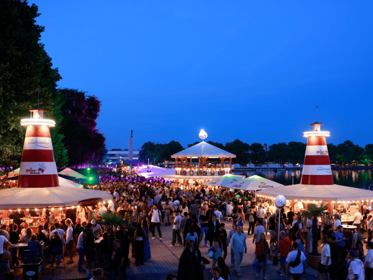 Stimmungsvolles Bild vom Maschseefest 2026 in Hannover - das größte Seefest Deutschlands.