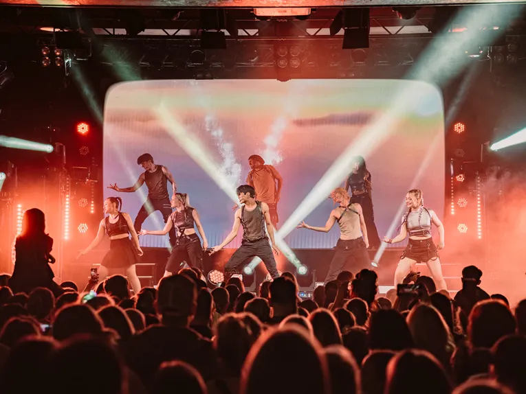 K-Pop-Idols tanzen und singen auf einer Bühne