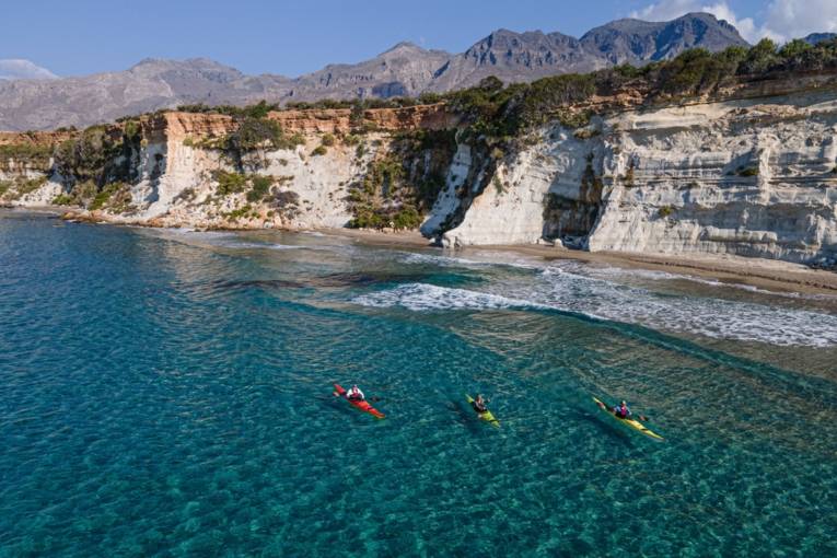 Kajakfahrer vor der Steilküste von Kreta