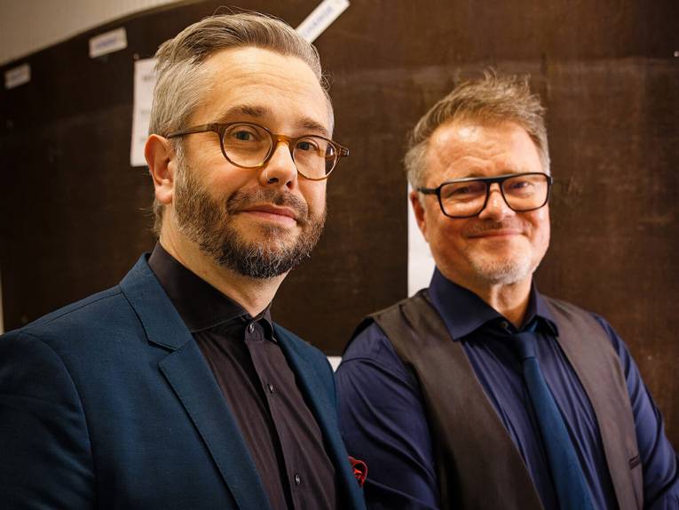 Die Autoren und Literaturveranstalter Jan Egge Sedelies und Henning Chadde