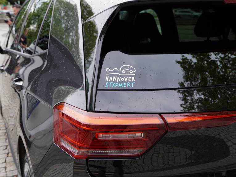 Ein Fahrzeug von hinten mit der Aufschrift Hannover stromert