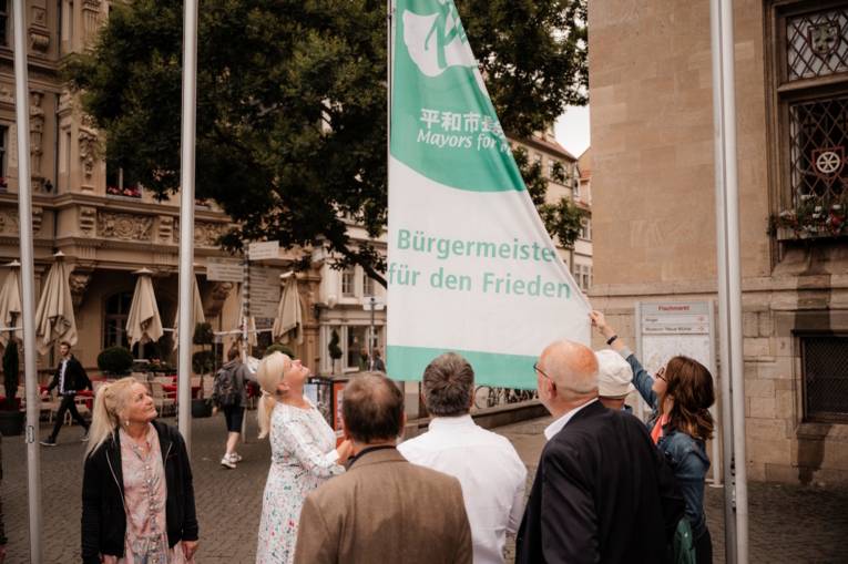 Die Flagge der Mayors for Peace wird auch in Erfurt gehisst.