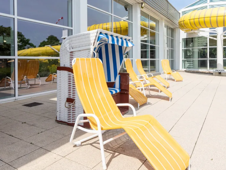 Strandkorb und Liegest&uuml;hle im Aussenbereich des Hallenfreibades Burgdorf