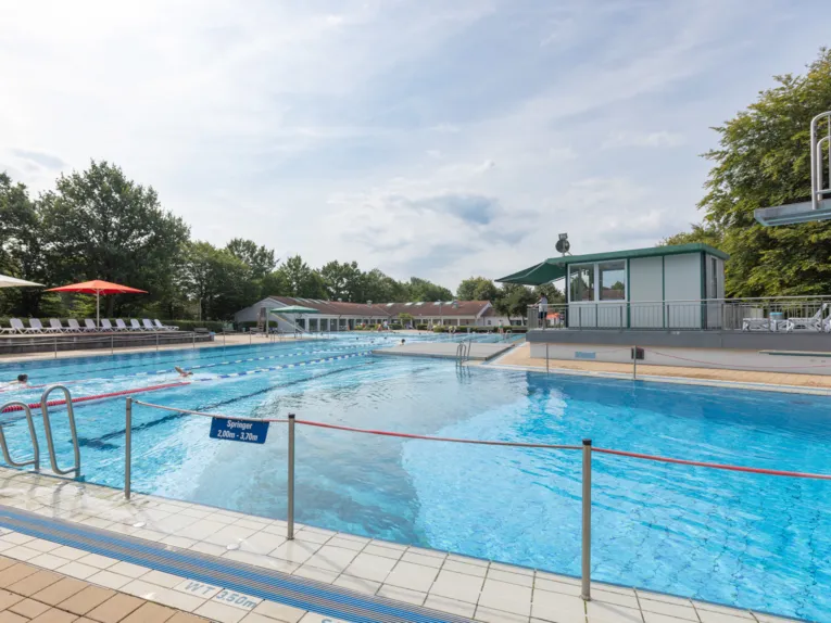 Sprungbecken mit Hinweistafel, dass die Wassertiefe zwischen 2 und 3,7 Meter betr&auml;gt