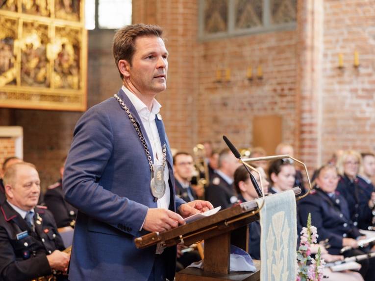 Mann an einem Redepult.