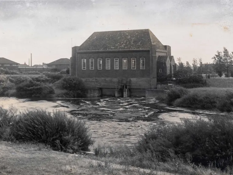 Wasserkraftwerk an einem Fluss gelegen. Historische Schwarz-Wei&szlig;-Aufnahme