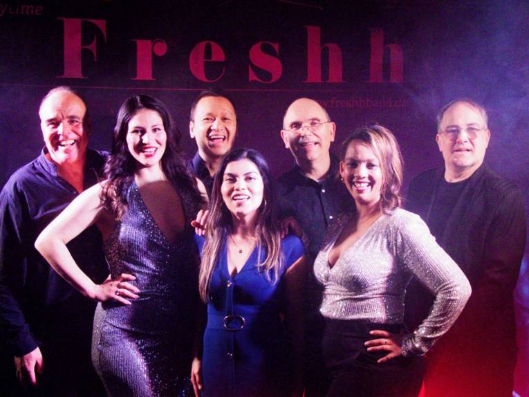 Die drei Sängerinnen und vier Musiker der Band.