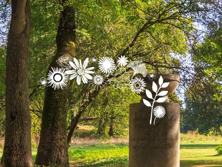 Eine Grünanlage. Darauf ein florales Logo.