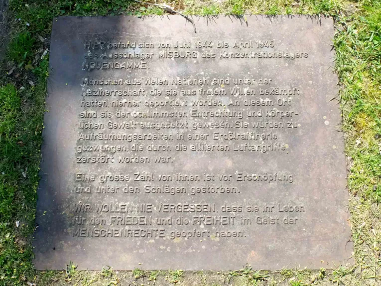 Gedenktafel am Mahnmal f&uuml;r das KZ Misburg, 2023