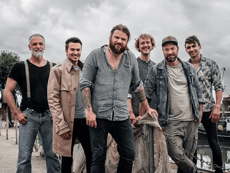 Die sechs männlichen Mitglieder der Band „Versengold“