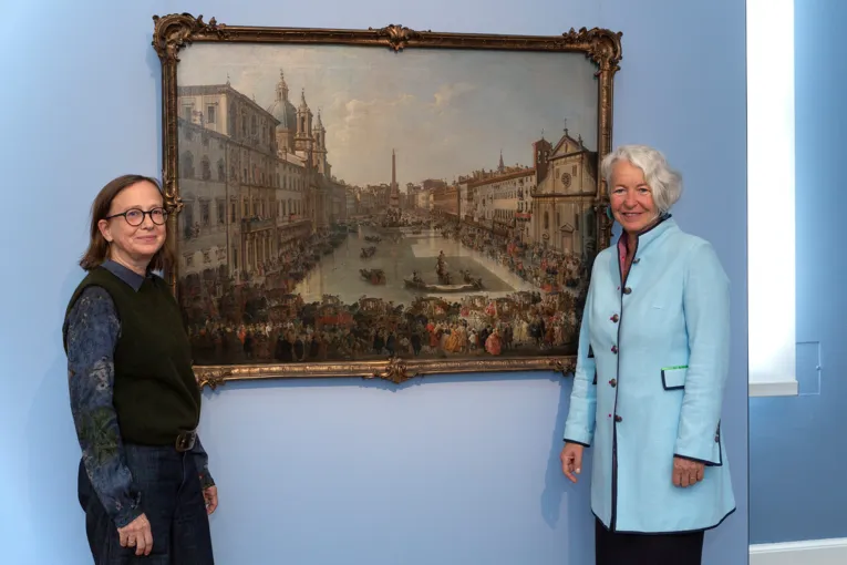 Kuratorin Antje-Fee K&ouml;llermann und Direktorin Katja Lembke bewegen sich in den neu gestalteten R&auml;umen der KunstWelten im Landesmuseum Hannover