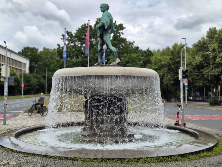 Brunnen mit Bronzefigur Sämann
