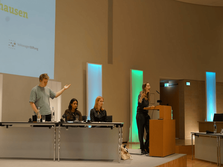 Vier Personen beim Debattierturnier