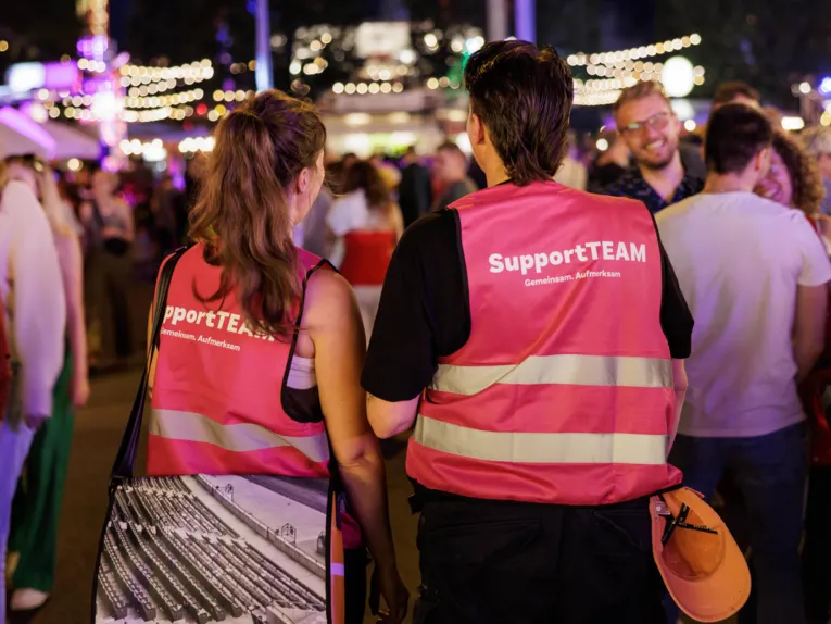 Zwei Awareness-Personen bei einer Veranstaltung.