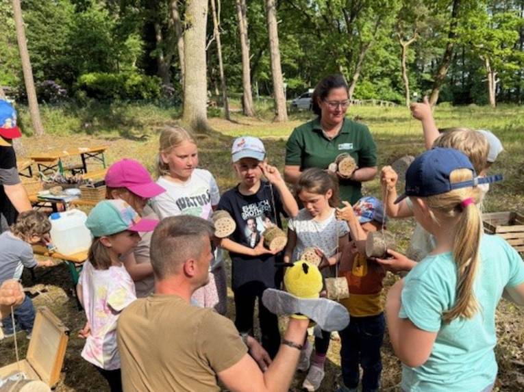 Kinder, Ranger und Bienen