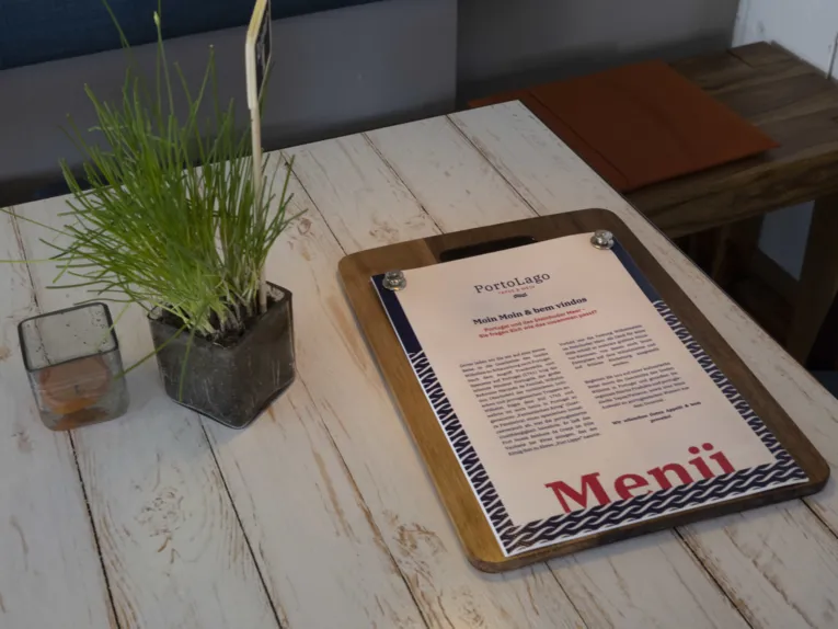 Speisekarte auf einem wei&szlig; lasierten Holztisch