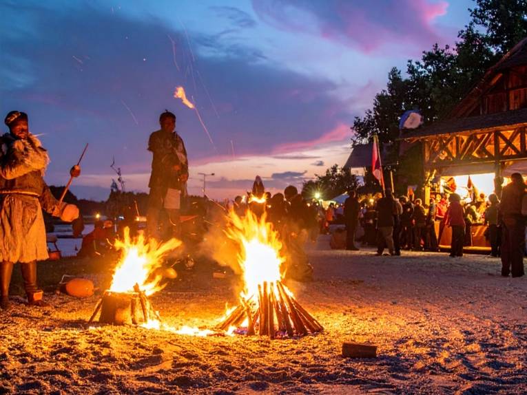 Zwei Feuerstellen an einem Strand.
