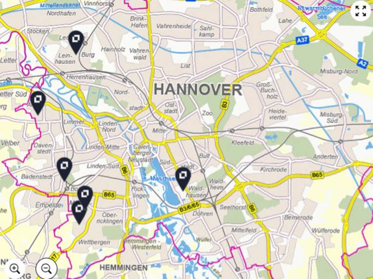 Ausschnitt einer Stadtkarte, in der Mitte steht Hannover. Kleine schwarze Pylone zeigen einzelne Stellen an.