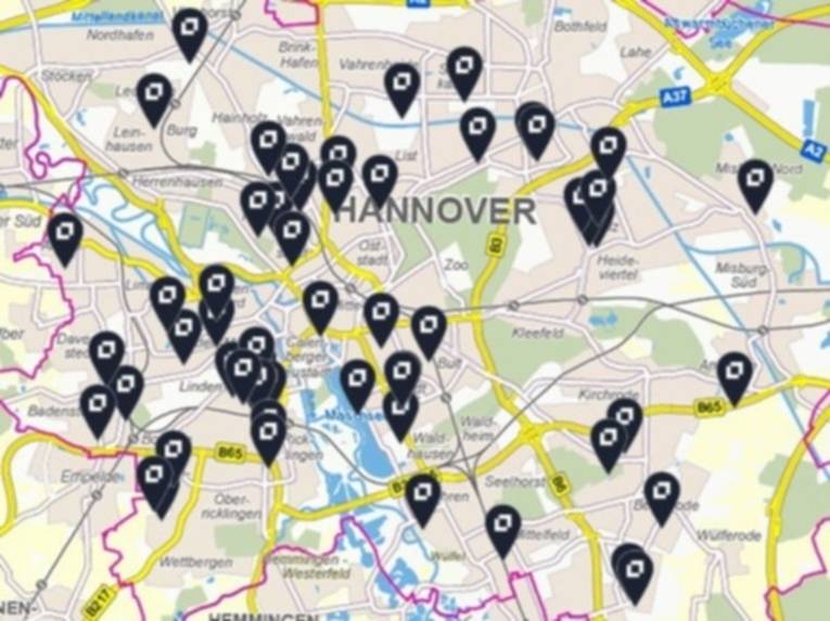 Ausschnitt einer Stadtkarte, in der Mitte steht Hannover. Kleine schwarze Pylone zeigen einzelne Stellen an.