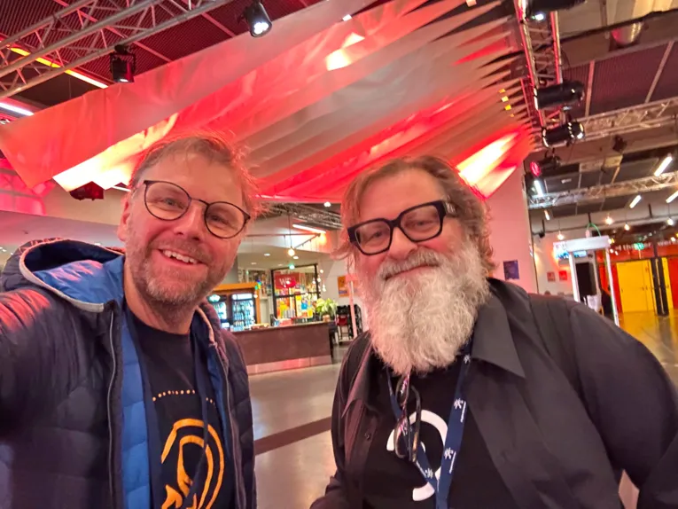 Zwei Herren beim Selfie