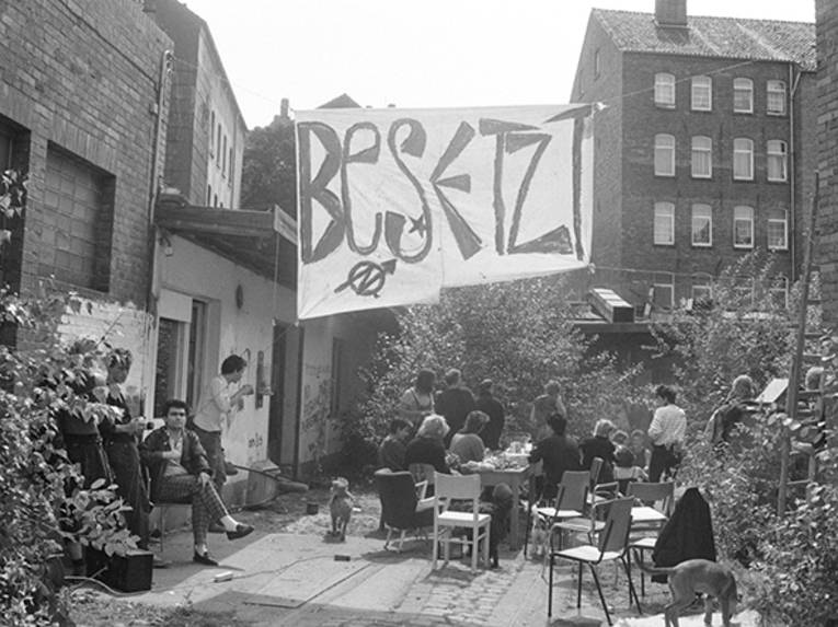 Transparent „Besetzt“ auf dem Gelände der Sprengel-Schokoladenfabrik, Foto von Gerhard Stoletzki, 1988