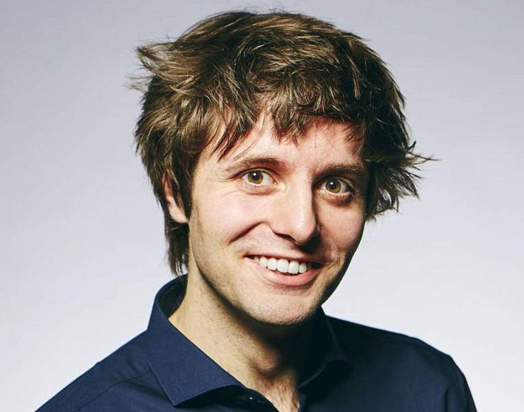 Porträt eines lächelnden Mannes mit strubbeligen Haar