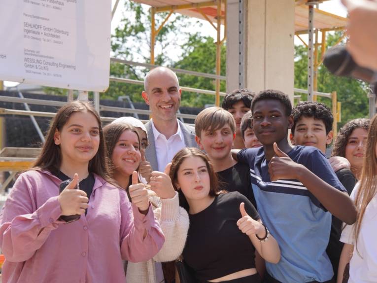 Der Oberbürgermeister von Hannover mit zahlreichen Schüler*innen.