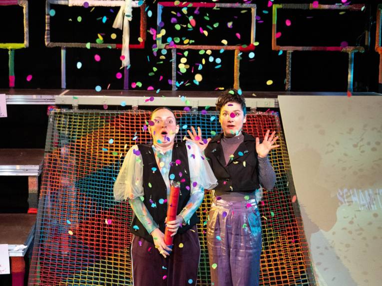 Zwei Personen mit Konfetti