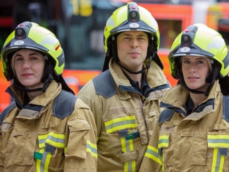 Einsatzkräfte in Schutzkleidung