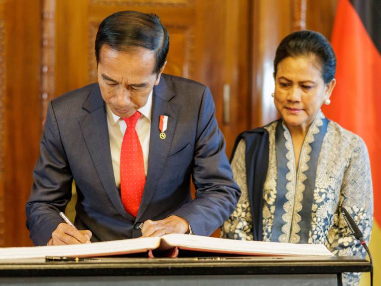 Der indonesische Staatspräsident trägt sich in das Goldenes Buch der Stadt ein.