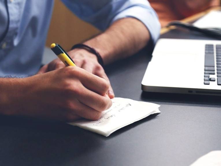 Mann arbeitet am Schreibtisch