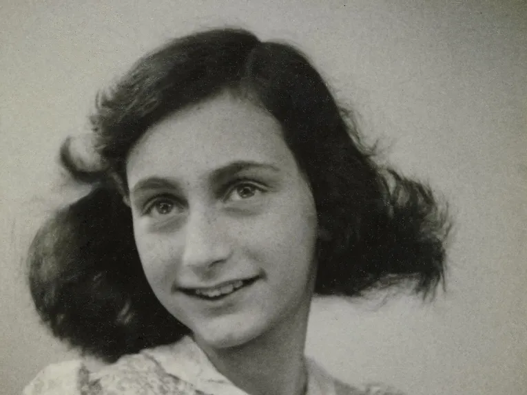 Eine Schwarz-weiß-Aufnahme von Anne Frank aus dem Jahr 1942