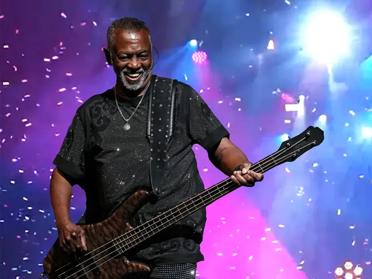 Ein älterer Afroamerikaner spielt Bass