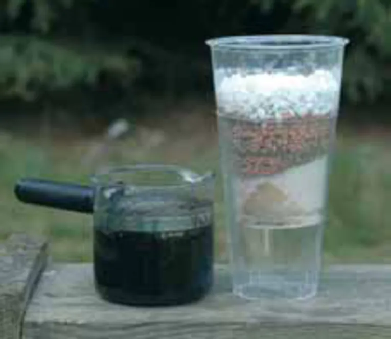 Filterversuch zur Klärung von verschmutztem Wasser