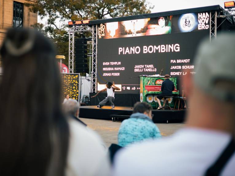 Abwechslungsreiches Rahmenprogramm beim Open-Air-Kino auf dem Opernplatz