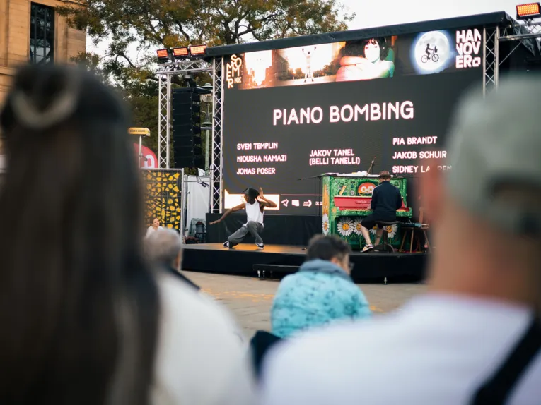 Abwechslungsreiches Rahmenprogramm beim Open-Air-Kino auf dem Opernplatz
