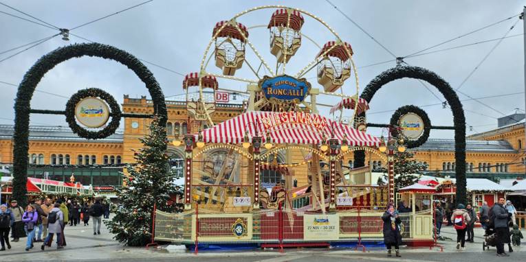 Riesenrad auf dem Weihnachtsmarkt vor dem Hauptbahnhof in Hannover