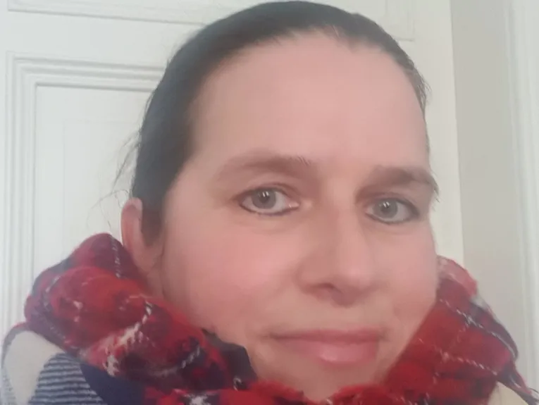 Person in einem Winteroutfit.