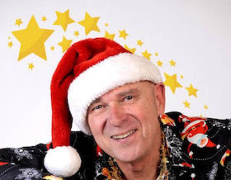 Lächelnder Mann mit Weihnachtsmütze