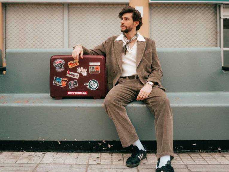 Alvaro Soler mit Koffer