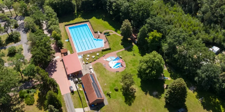 Luftbild von einem Freibad