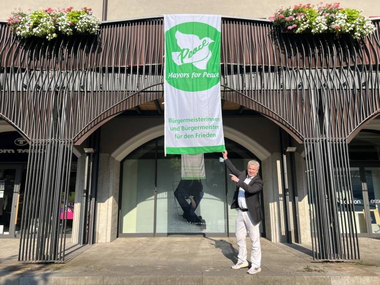 Bietigheim-Bissingen: Oberbürgermeister Jürgen Kessing mit der Flagge Mayors for Peace