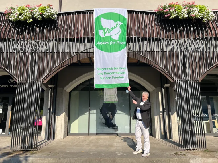 Bietigheim-Bissingen: Oberbürgermeister Jürgen Kessing mit der Flagge Mayors for Peace