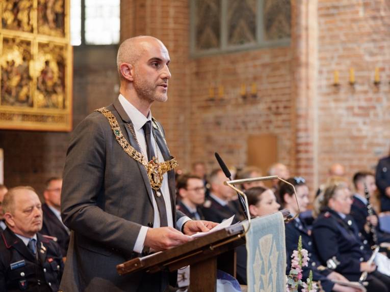 Mann an einem Rednerpult.